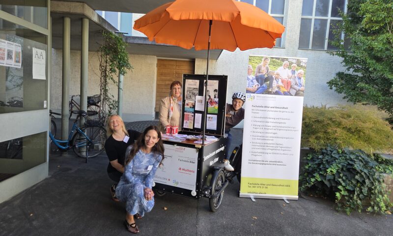 Team der Fachstelle Alter und Gesundheit ABS mit dem Cargo-Velo beim Calvinhaus in Allschwil